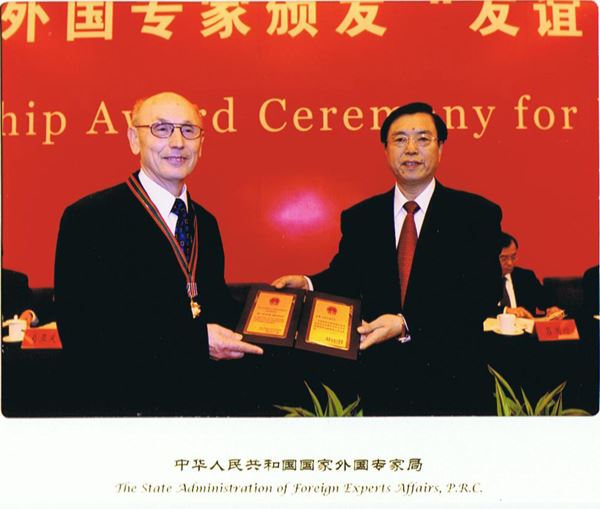 卫廉•毛斯巴赫获得2009年度国家“友谊奖”